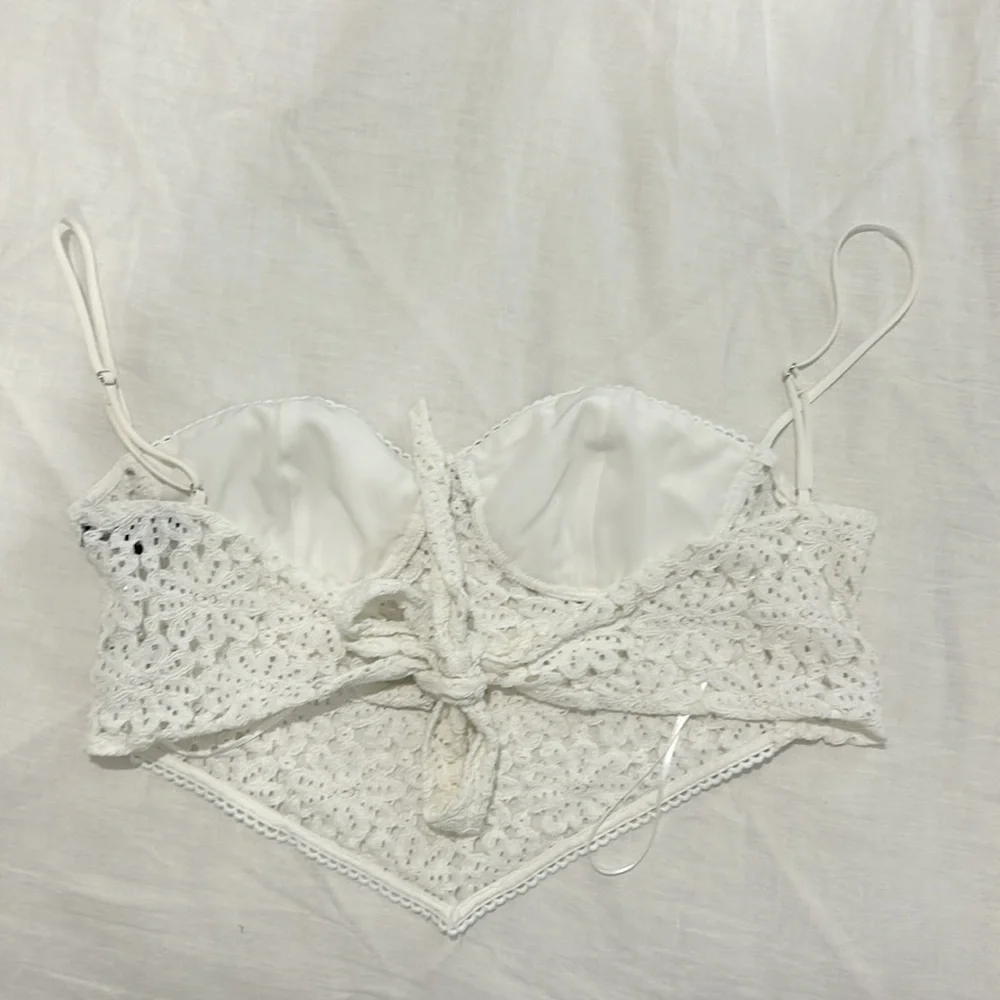 White lace going out top with a V hem and adjustable bow tie in the back. - Picture 2 of 4